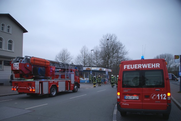 FW-AR: Rauchentwicklung in Grill-Restaurant am Bahnhof Neheim-Hüsten ruft Feuerwehr auf den Plan