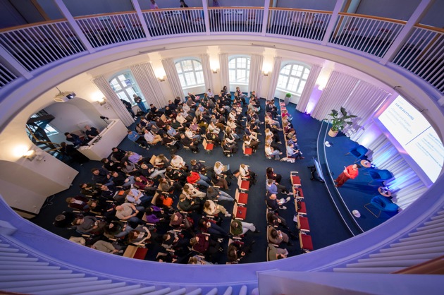 150 junge Journalistinnen und Journalisten formulieren bei der Konferenz BEYOND NEWS sieben Forderungen für ihre Branche