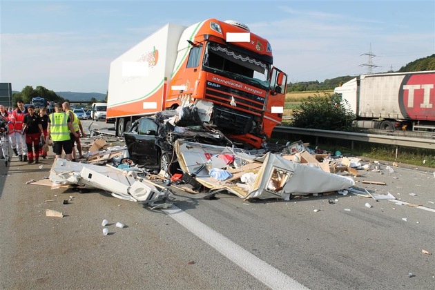 POL-PPKO: Tödliche Urlaubsfahrt - Wohnwagengespann auf der Autobahn bei Koblenz von LKW zerquetscht