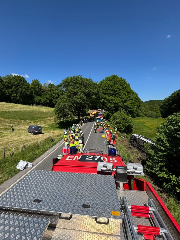 FW-EN: Schwerer Verkehrsunfall mit Linienbus - 10 Personen verletzt