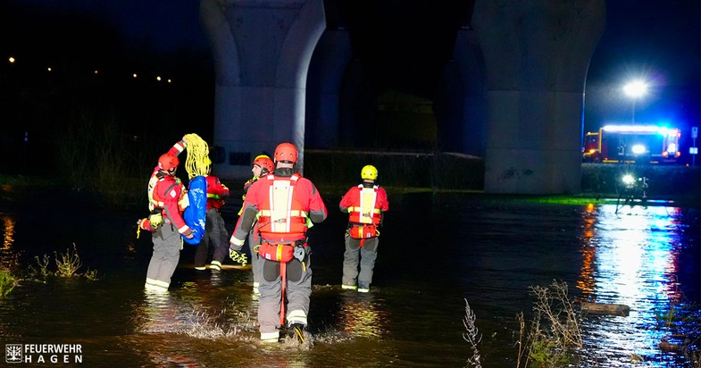 FW Hagen: Wasserrettung, Person in Lenne