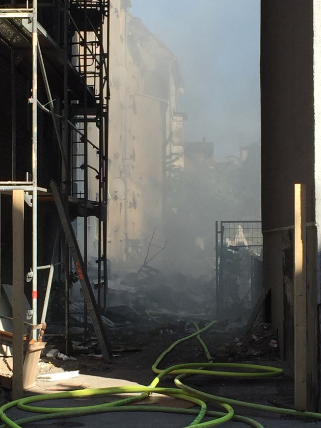 FW-GE: Brennender Sperrmüllhaufen im Hinterhof -Flammen greifen auf Gebäude in Bismarck über