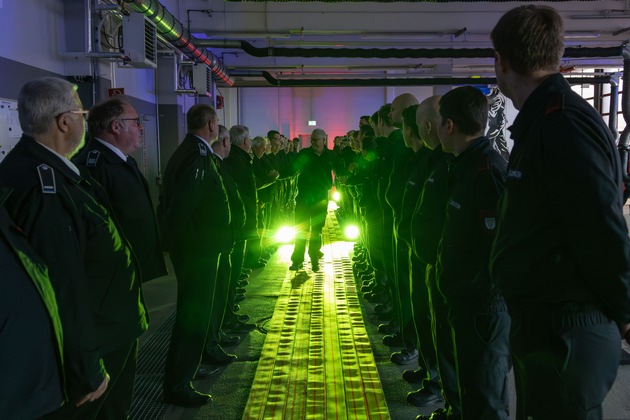 FW T&ouml;nisvorst: &Uuml;ber vier Jahrzehnte Engagement - Feuerwehr T&ouml;nisvorst verabschiedet Manfred Sanders in die Ehrenabteilung