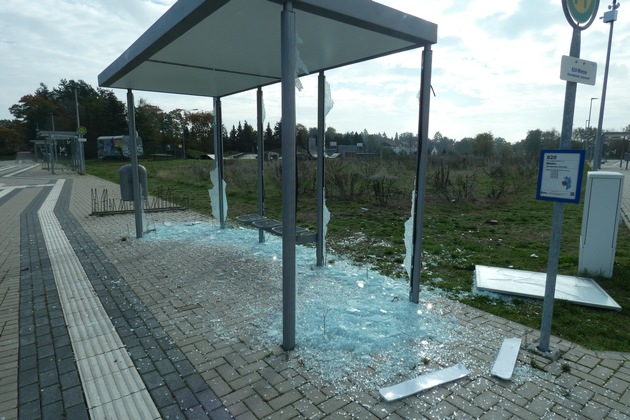 POL-CE: Winsen/Aller - Glasscheiben eines Bushaltehäuschens zerstört