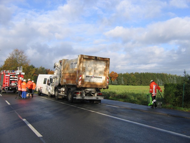 POL-WL: Kleintransporter prallt auf Müllfahrzeug