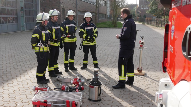 FW Celle: 28 neue Feuerwehrleute erreichen die &quot;Qualifikationsstufe Einsatzfähigkeit&quot; in Celle