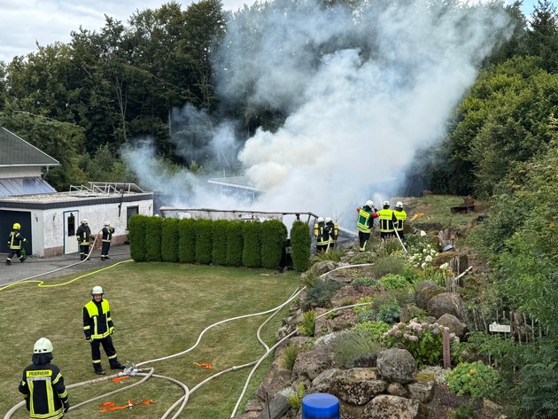 FW VG Westerburg: Hobbywerkstatt wird Raub der Flammen - Feuerwehr verhindert Übergreifen auf Wohnhaus