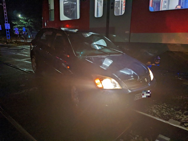 POL-STD: Autofahrerin biegt am Bahnübergang zwischen Neukloster und Buxtehude zu früh ab - S-Bahn kollidiert leicht mit PKW