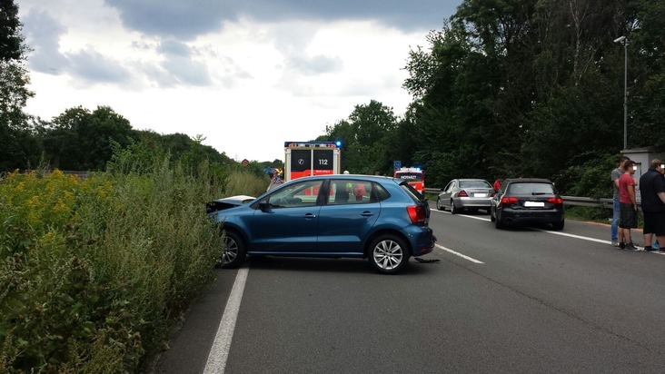 FW-RE: Verkehrsunfall mit sechs verletzten Personen