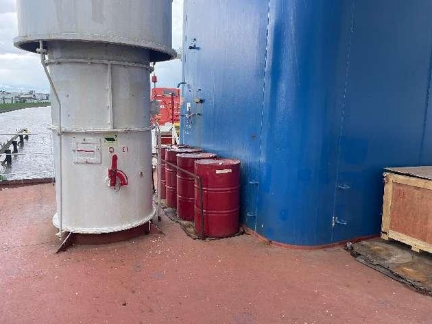WSPI-OLD: Wasserschutzpolizei findet rostige Altölfässer auf einem Seeschiff in Nordenham