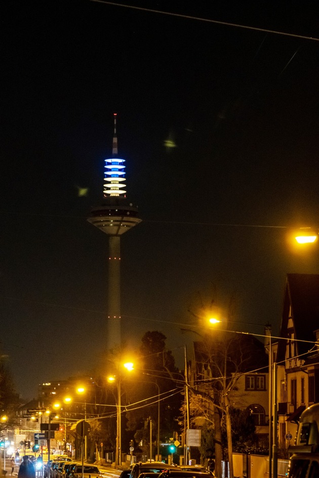 Frankfurter Fernsehturm als Leuchtturm der Verbundenheit im Ukraine-Konflikt