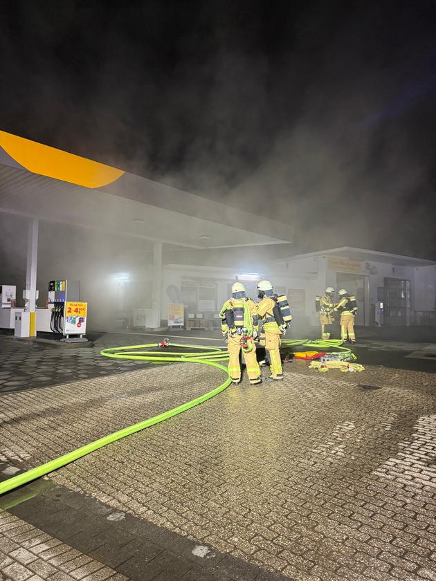 FW-EN: Brand im Tankstellengebäude in Hattingen-Welper - Feuerwehr verhindert Ausbreitung