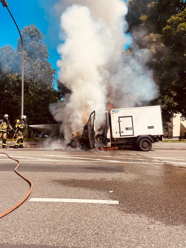 FW-E: Kleintransporter im Essener Südostviertel in Vollbrand