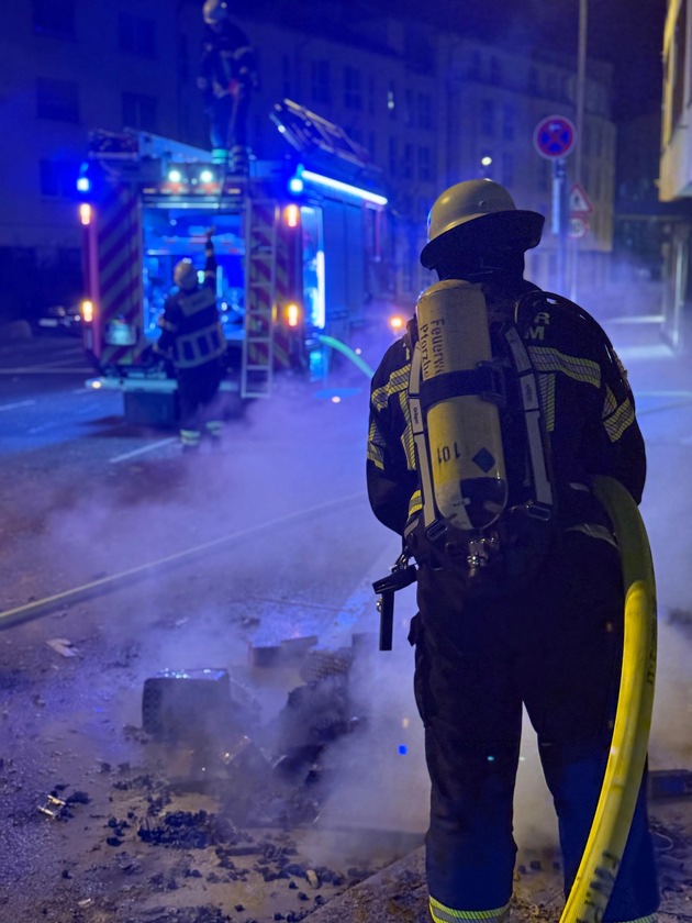 FW Pforzheim: Viele Einsätze in der Silvesternacht für die Feuerwehr Pforzheim - Steinwurf auf ein Einsatzfahrzeug