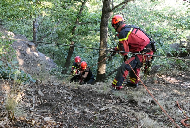 FW-DO: Zwei Frauen aus Steilhang unterhalb der Hohensyburg gerettet