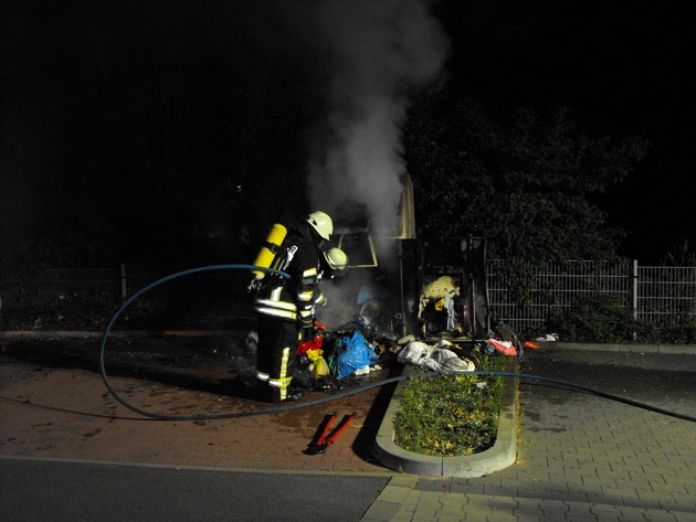 Feuerwehr Kalkar: Brand von einem Altkleidercontainer