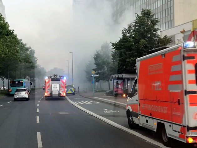 FW-F: Frankfurt: Am Campus Bockenheim brennen 20 Tonnen gebrauchter Bücher