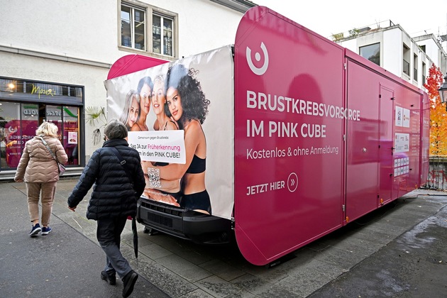 PINK CUBE heute in Baden: Brustkrebsvorsorge auf dem Schlossbergplatz