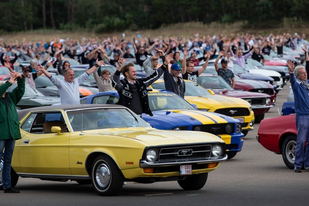 Ford stellt Weltrekord für größte Mustang-Parade auf