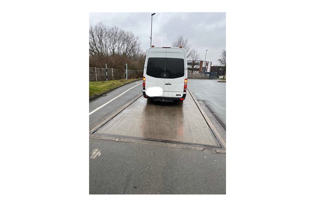 POL-SO: &Uuml;berladener und verkehrsunsicherer Kleintransporter aus dem Verkehr gezogen - erhebliche technische M&auml;ngel festgestellt