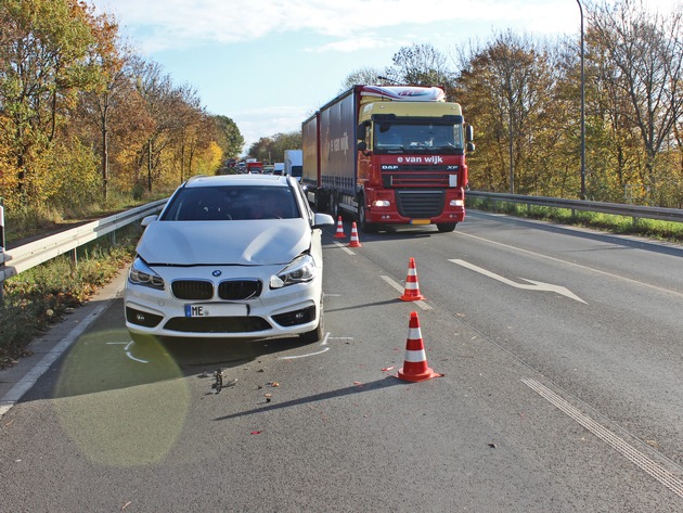 POL-ME: Streifenwagen an Unfall beteiligt - erheblicher Sachschaden - Langenfeld - 1811079