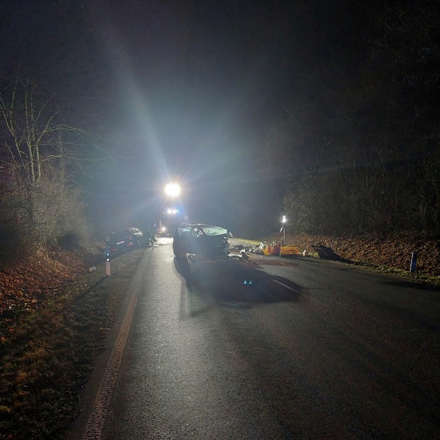 FW Borgentreich: Bei einem tragischen Verkehrsunfall in Borgentreich-Lütgeneder kam es am 30.12.2024 zu einem tödlichen Vorfall, bei dem eine Person ihr Leben verlor und eine weitere Person verletzt wurde.