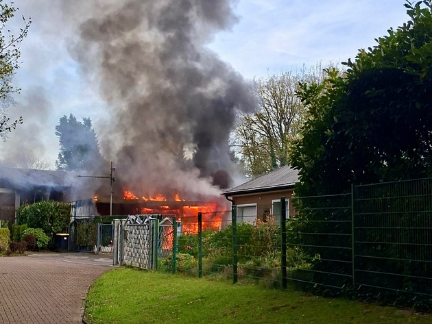 FW Hünxe: Brand eines Carports - Übergreifen der Flammen durch Feuerwehr verhindert