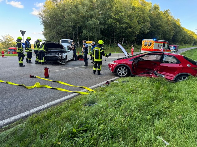 FW VG Westerburg: Zusammenstoß im Kreuzungsbereich - PKW-Insassen kommen mit dem Schrecken davon