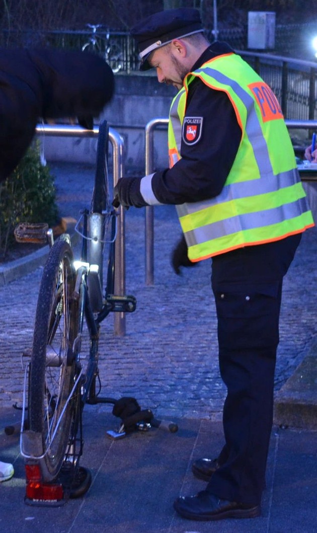 POL-STD: Fahrradkontrollen in der dunklen Jahreszeit