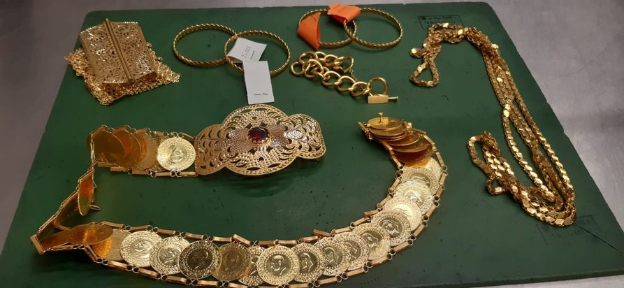 HZA-D: Frau schmuggelt Gold im Wert von fast 49.000 Euro/Zoll am Düsseldorfer Flughafen stellt Goldschmuck sicher