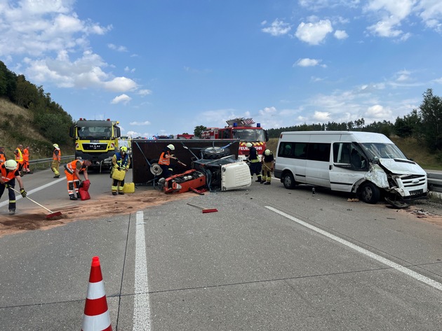 API-TH: Transporter fährt auf Schilderwagen auf