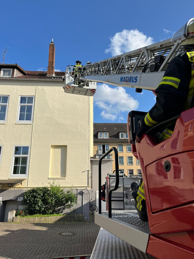 FW Celle: Vogel aus Dachrinne gerettet
