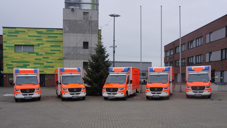 FW Ratingen: Fünf neue Rettungswagen in Ratingen und Heiligenhaus