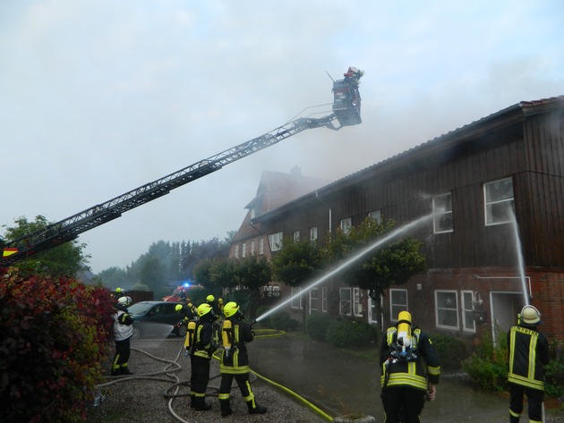FW-RD: Großfeuer in ausgebautem Bauernhof in Osterstedt (Kreis Rendsburg-Eckernförde)