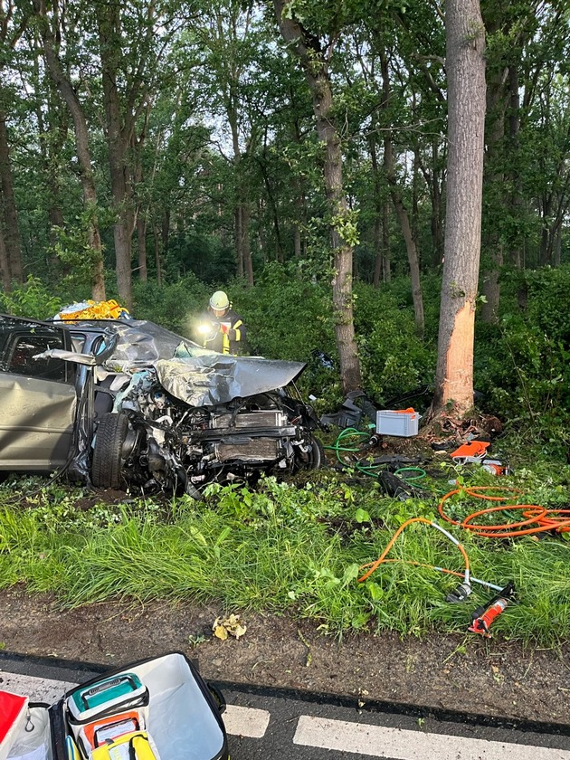 POL-MI: Schwerer Verkehrsunfall in Rahden OT Wehe, Weher Straße/Barler Straße Fahrer lebensgefährlich verletzt