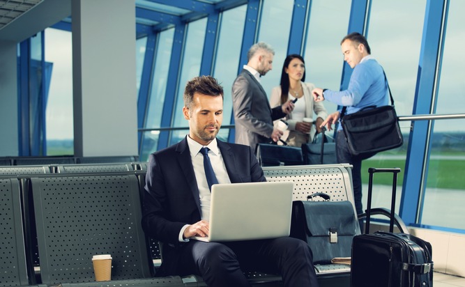 Damit Daten auch unterwegs sicher sind / Geschäftsreisende sollten Notebooks und Tablets vor unerwünschten Mitlesern schützen