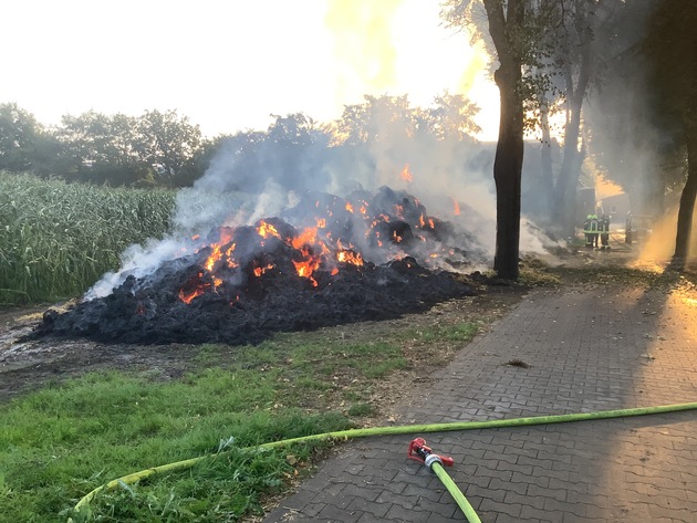 FW-GE: Strohballenbrand auf der Böningstraße beschert Feuerwehr Gelsenkirchen unruhige Nacht
