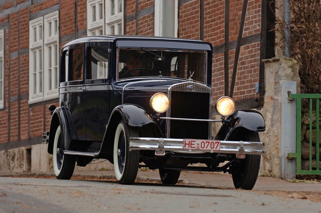 Stromliniendesign aus den 30er Jahren: SKODA 935 Dynamic auf der Schloss Bensberg Classics (FOTO)