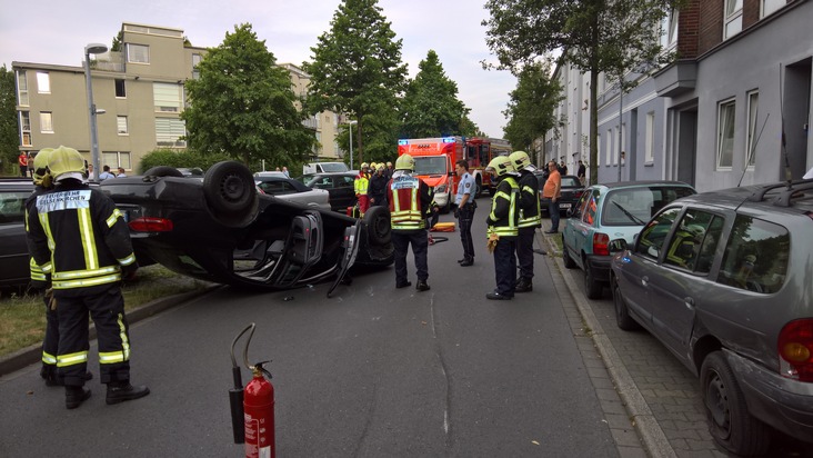 FW-GE: Eine leichtverletzte Person nach Verkehrsunfall in der Feldmark. / Pkw bleibt nach Unfall auf dem Fahrzeugdach liegen.