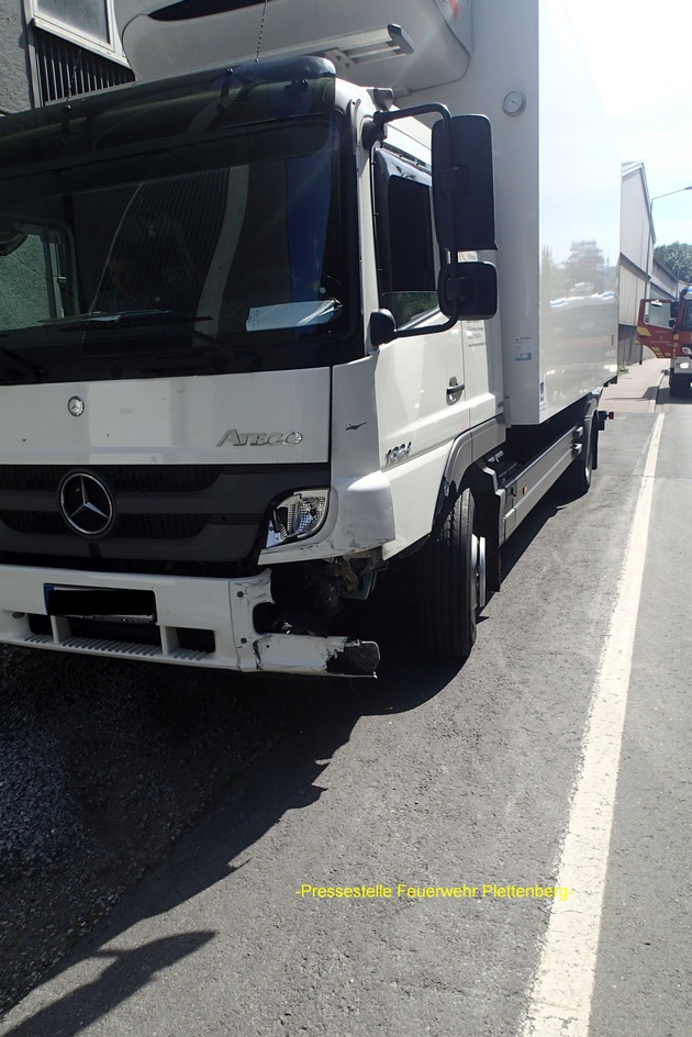 FW-PL: Verkehrsunfall in der Reichsstraße in Plettenberg. Feuerwehr streut auslaufende Betriebsmittel nach Kollision zwischen Kleintransporter und LKW ab