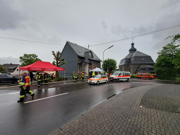 FW VG Westerburg: +++ Presseabschlussmeldung +++ Umfangreicher Feuerwehreinsatz in Langenhahn nach Gasaustritt aus Flüssiggastank