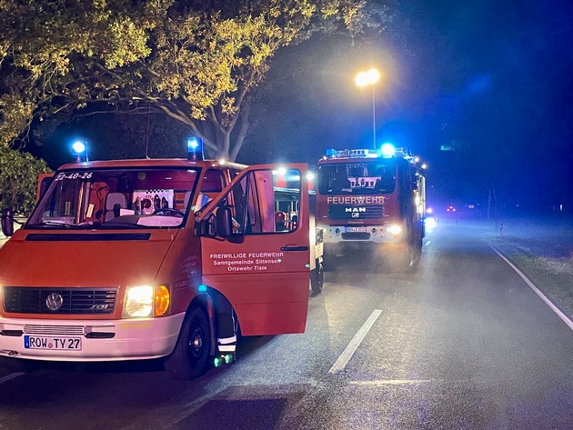 FW-ROW: Fahrzeug brennt in Garage - Feuerwehr kann schlimmeres verhindern