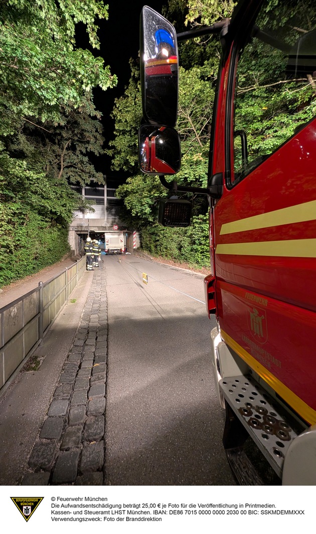 FW-M: Transporter steckt in Unterführung fest (Untermenzing)