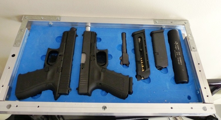 ZOLL-E: Waffennarr bedient sich im Darknet
- Zwei Pistolen, 500 Schuss Munition, 16 Wurfsterne