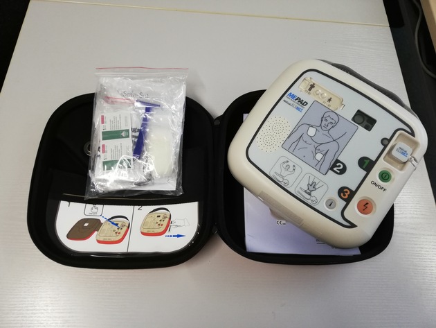 POL-NB: Geschädigter gesucht! Bei Personenkontrolle offenbar gestohlenen Defibrillator sichergestellt