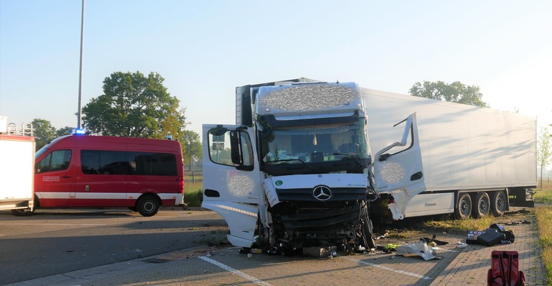 POL-ROW: LKW verunfallt auf Autobahnparkplatz - Zwei Verletzte und hoher Sachschaden