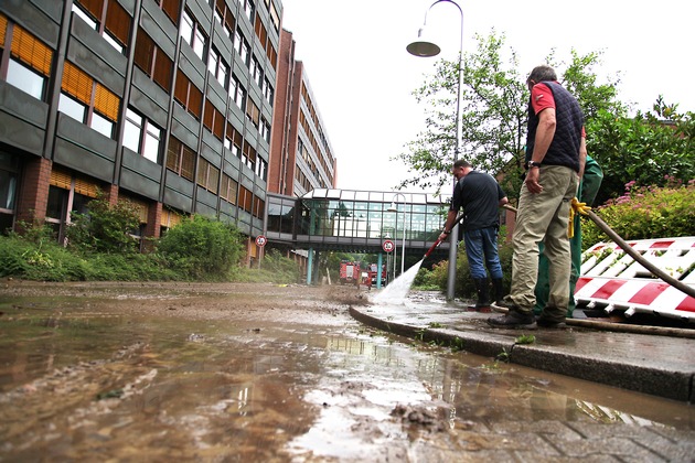 FW-E: Kellergeschosse eines großen Schulungszentrums in Essen-Kupferdreh nach Starkregen überflutet, mehrere tausend Kubikmeter Wasser im Gebäude