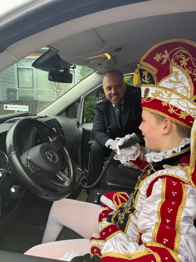 POL-DN: Wenn der Kinderprinz die Wache regiert - Tom II. zu Gast bei der Polizei D&uuml;ren