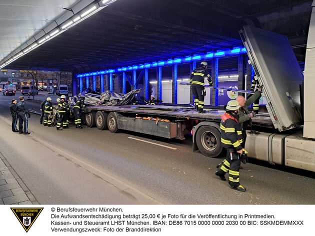 FW-M: Lkw bleibt in Unterführung hängen (Ludwigsvorstadt)