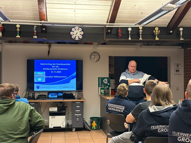 FW Wathlingen: Beeindruckender Vortrag: Sicheres Arbeiten &quot;Im Gleis&quot; - Feuerwehrleute aus der Samtgemeinde bilden sich gemeinsam fort